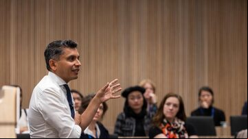 Karthik Ramanna é professor da Universidade de Oxford e está lançando o livro 'A Era da Indignação'. Foto: Oxford Blavatnik School/Divulgação