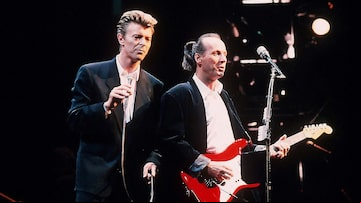 David Bowie e Adrian Belew colaboraram no fim dos anos 1970. Foto: Reprodução/David Bowie via Facebook